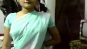 Indian Girl In Saree Seducing (New)